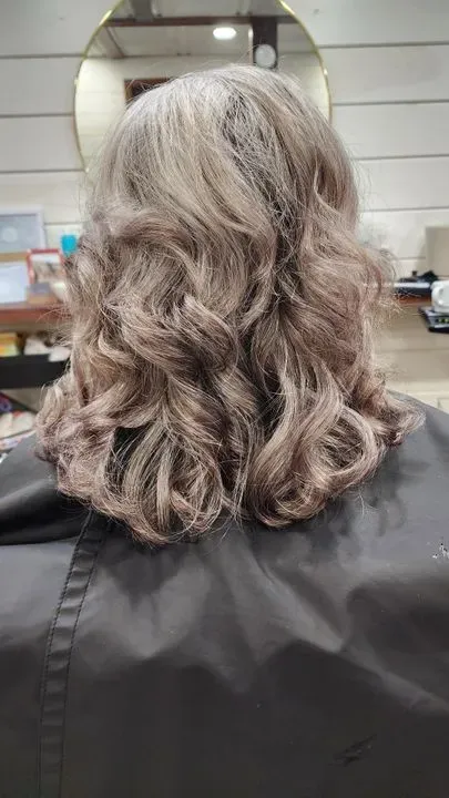 https://cdn.salonspotlight.com/photos/pkXwoGBCAqqDUuqPJjKg/275477ab-9b6c-4077-903f-ec953527ddfd_720x720