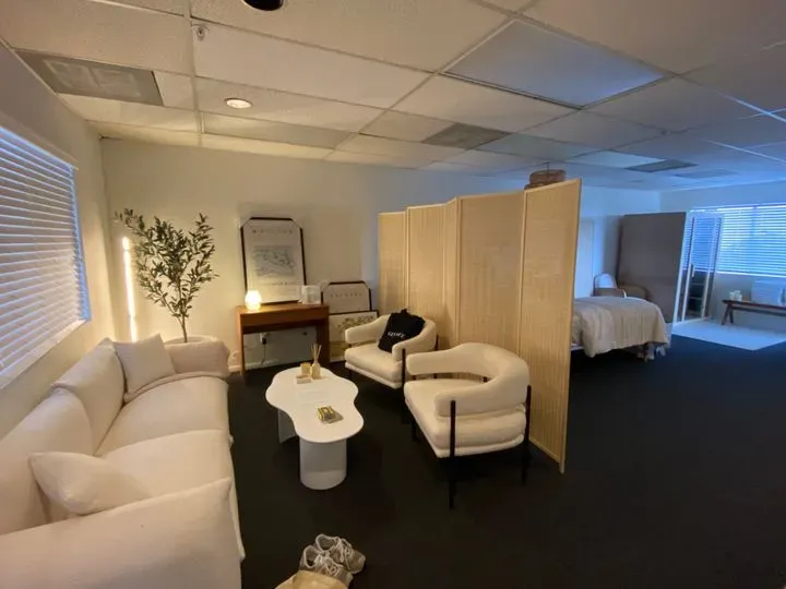 https://cdn.salonspotlight.com/photos/pmGx7gesFZyzh3xqZsrx/c110cc9f-40d7-474f-95db-10566c6bd513_720x720