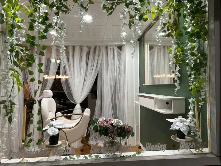 https://cdn.salonspotlight.com/photos/pmhL8uWb7FxqZlBG77j9/3a361b54-9a8e-47ae-8081-b812ddcd68e8_720x720