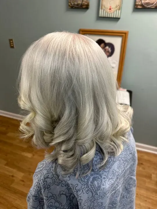https://cdn.salonspotlight.com/photos/poFXy00plwRzEJcC9ihj/30a36a19-8ca1-4a6f-8454-964290c843e3_720x720