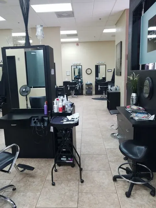 https://cdn.salonspotlight.com/photos/pqR7oK6mdeqQrGwuzGEs/23f62b2a-40d9-4965-a92e-7d0ffb36f135_720x720