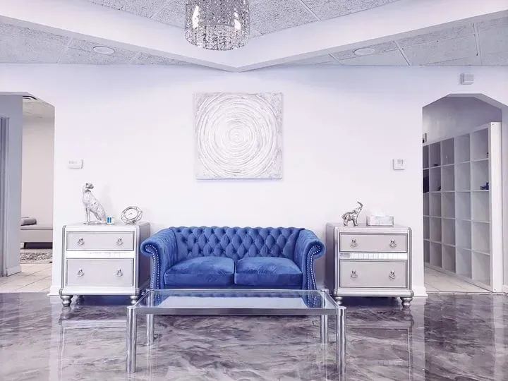 https://cdn.salonspotlight.com/photos/pqoobXljuiVcsZyRHdGh/8d5cc819-dbe5-441e-baec-d5cddda5bb84_720x720