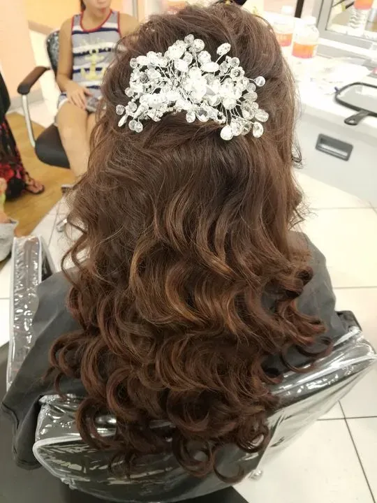 https://cdn.salonspotlight.com/photos/prHhr4O2av0jh1SpUNeP/bb37b338-cef4-42ed-bf73-1436b1bb60ef_720x720
