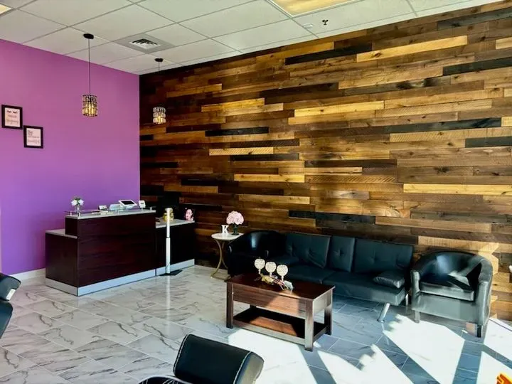 https://cdn.salonspotlight.com/photos/psjjZpkNiHmfq5fduF0h/3f6e2fbd-b7b6-4d6a-bef9-a78a56a56147_720x720