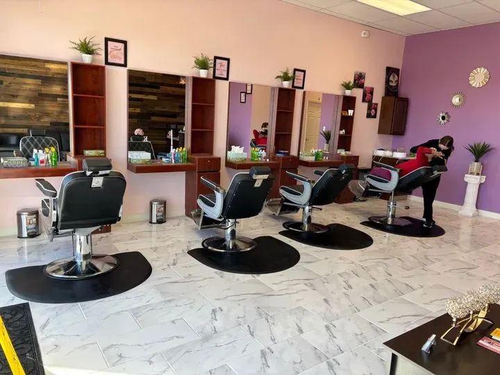 https://cdn.salonspotlight.com/photos/psjjZpkNiHmfq5fduF0h/b348f9c4-764f-495a-9ce8-e7761966c40a_720x720