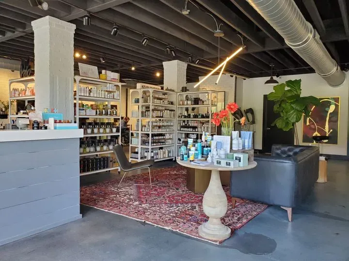 https://cdn.salonspotlight.com/photos/puhVlvxTzD7ExSbNYRSt/3f6eebb4-792d-4d26-9b8c-b303ebb975d9_720x720