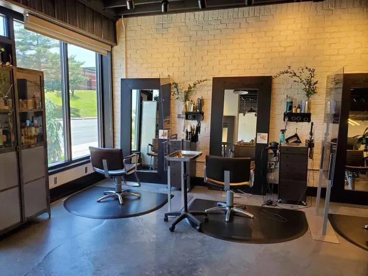 https://cdn.salonspotlight.com/photos/puhVlvxTzD7ExSbNYRSt/a9e571a3-b3c1-41ed-8316-22bc794e31c8_720x720