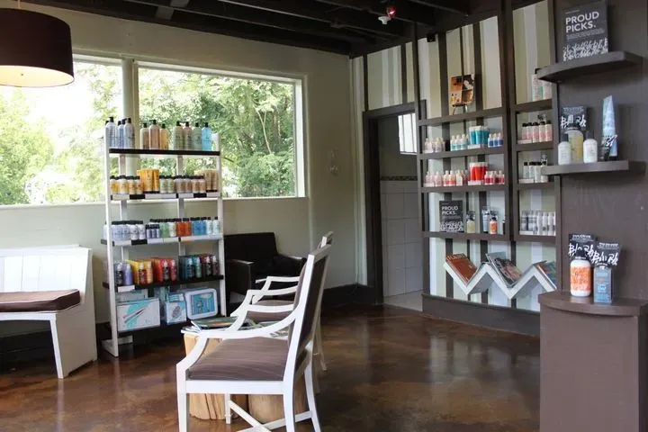 https://cdn.salonspotlight.com/photos/puhVlvxTzD7ExSbNYRSt/ff4ed1a9-ff86-4682-99da-eb46451aa711_720x720