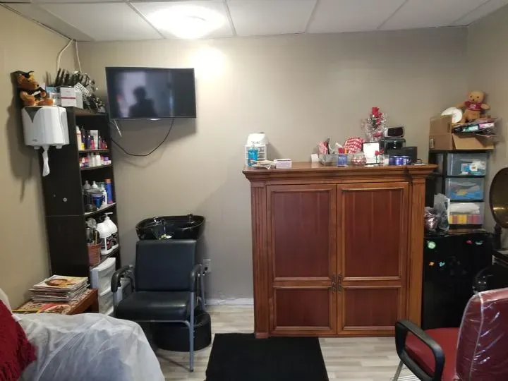 https://cdn.salonspotlight.com/photos/pvbESe8ZXPE84pEc5ruY/c9cc9990-5f54-4070-82af-f5e2908793b8_720x720