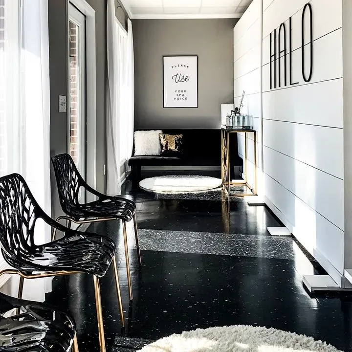 https://cdn.salonspotlight.com/photos/pyaIpwpO2Iy9HcfTPbJv/07b4d816-74a7-49a8-bf7b-70c3945f569d_720x720