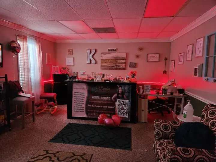 https://cdn.salonspotlight.com/photos/pzGAwptsm2f0I01us6au/63e17a5f-e8fd-40d7-b7a1-4f01bcf1adee_720x720