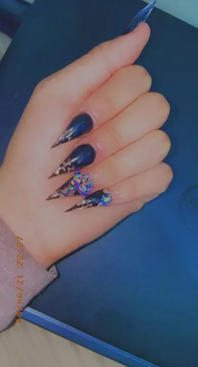 https://cdn.salonspotlight.com/photos/q0VgxVCZYEIRMBPSl1hY/7085cb5a-da42-4372-814b-792bf0dd66d9_720x720