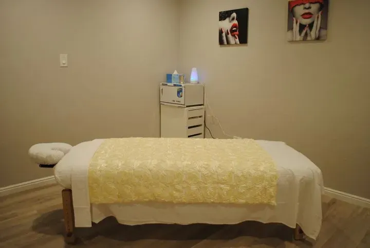https://cdn.salonspotlight.com/photos/q26O6eH8tGQKRzaca5DI/c57c1735-8562-4119-bc45-3f42a6c2c03a_720x720