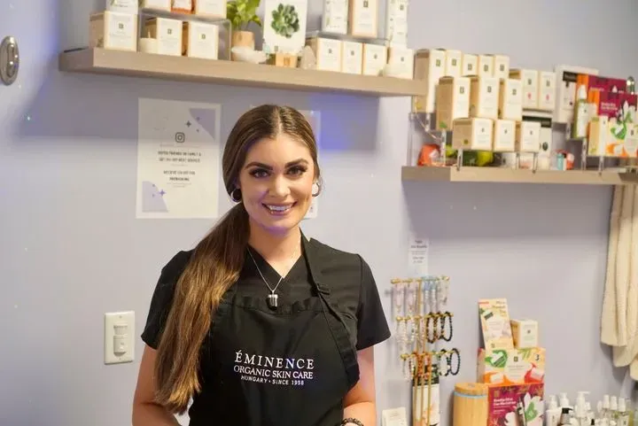 https://cdn.salonspotlight.com/photos/q2LE7vtLIrYSDkHYOVbR/0f7a97c7-d9ca-478e-af89-eb6b822b803b_720x720