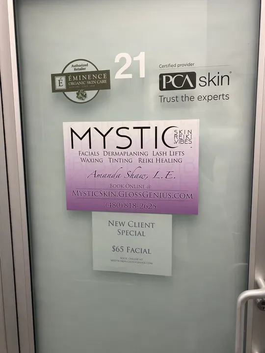 https://cdn.salonspotlight.com/photos/q2LE7vtLIrYSDkHYOVbR/c518c95b-0ef3-4529-915b-b1232aed5fb8_720x720