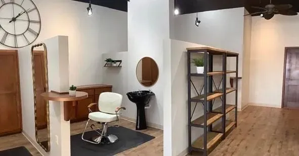 https://cdn.salonspotlight.com/photos/q5IDoqHvb0n860ewgUsE/77f07579-c008-4d52-b830-729a63b88892_720x720