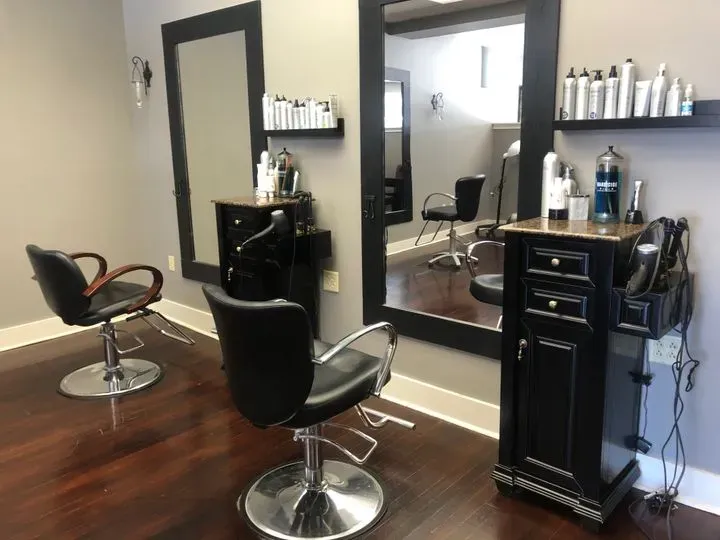 https://cdn.salonspotlight.com/photos/q5bbIyoUH8I5sDrxz1g4/b60e5d05-438a-4fed-9f88-9ff774d082e5_720x720