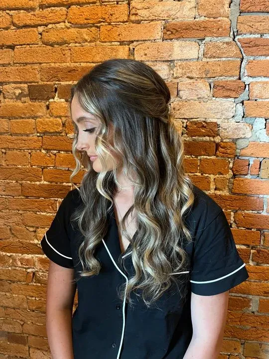 https://cdn.salonspotlight.com/photos/q5bbIyoUH8I5sDrxz1g4/c7be703b-4a8c-4103-9bec-c9ab73c5a0d1_720x720