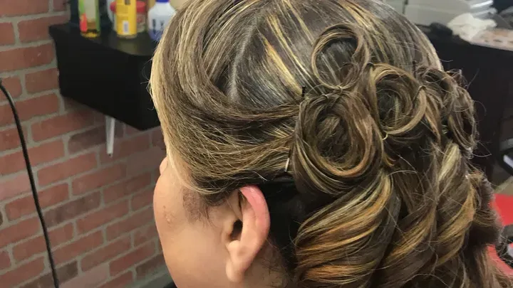 https://cdn.salonspotlight.com/photos/q7WKyC698Ph2bNL1WdGZ/20c4706f-3b54-4013-a7a9-013cbc11c622_720x720