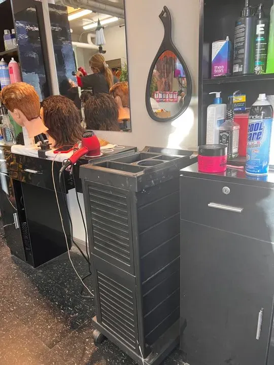 https://cdn.salonspotlight.com/photos/q8uDAFwR2KoJvK2A1ICg/566a471c-a40e-433a-973a-6363d3feb40f_720x720