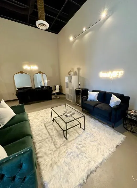 https://cdn.salonspotlight.com/photos/qB3tJMengBWDBJGr23lB/9a3eedef-8e18-47e6-b27c-8af43284a92a_720x720