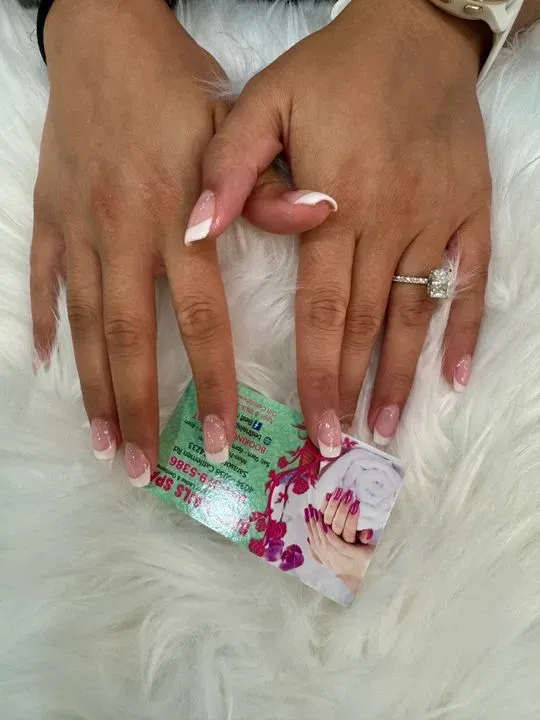 https://cdn.salonspotlight.com/photos/qB7LDSSL78RNx0k0hIOY/923fb39d-f09e-4d94-b657-ad5a79496847_720x720