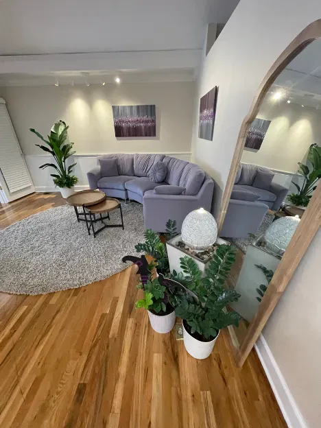 https://cdn.salonspotlight.com/photos/qB9JvsX157EiPZMNJ9A6/cbc97b33-d682-460e-b3ff-7f80a0043d05_720x720