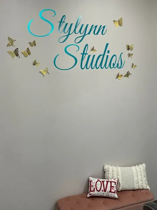 https://cdn.salonspotlight.com/photos/qC34DpKPDaiCjalsmuxD/018a25ae-2d5b-4c7f-b3ea-7143d1e2e396_720x720