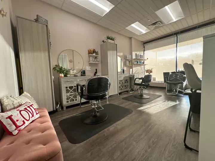 https://cdn.salonspotlight.com/photos/qC34DpKPDaiCjalsmuxD/7cb4b65b-b622-4830-bb00-ca76144c0ccb_720x720