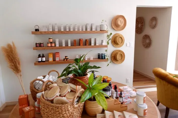 https://cdn.salonspotlight.com/photos/qC3vhEwpcytWt34C6bbH/15b32ca7-e2fa-456a-9def-741877042a8e_720x720