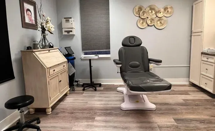 https://cdn.salonspotlight.com/photos/qDCr14Sd6KFLMVsOUwVP/2e865ed7-a24f-4b2f-9e61-4f33a7f948bc_720x720