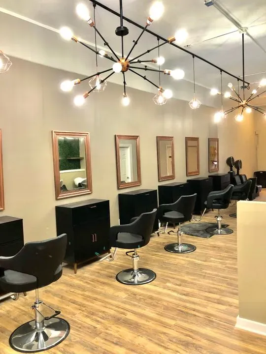 https://cdn.salonspotlight.com/photos/qFuswgQ9jHy6kTEi7mg0/04ad9b30-fc36-4da4-822d-7ccaadc753ad_720x720
