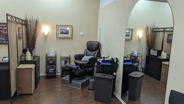 https://cdn.salonspotlight.com/photos/qG2YPJbH15k1V0m9RAxx/75cabfc8-d4bf-43c2-b7da-fd5dffa6405e_720x720
