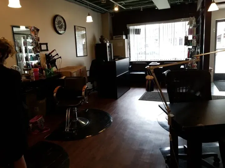 https://cdn.salonspotlight.com/photos/qJZw0KokxqE82omTBkge/0ca9f3ff-ff21-46d9-a77d-7db49e9d84a8_720x720
