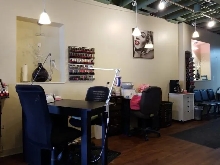 https://cdn.salonspotlight.com/photos/qJZw0KokxqE82omTBkge/0ed99680-2e8e-4ea2-8482-a9315e073345_720x720