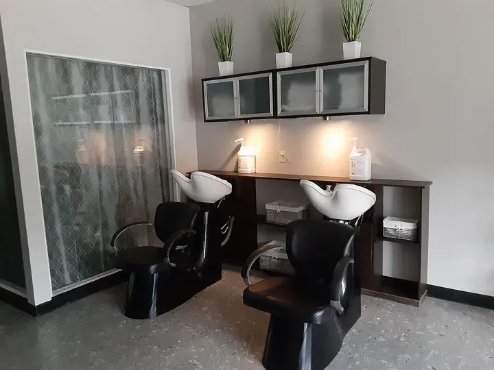 https://cdn.salonspotlight.com/photos/qJoNkLeKwMXYSZKQCAlZ/81497513-dece-4750-b4f8-690e3462bc53_720x720