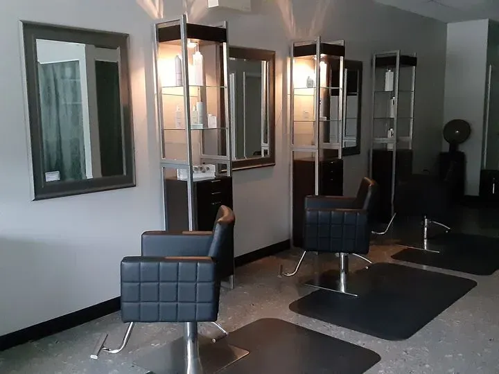 https://cdn.salonspotlight.com/photos/qJoNkLeKwMXYSZKQCAlZ/c775a0f1-6438-4427-97e8-bed6f1e6fb5c_720x720