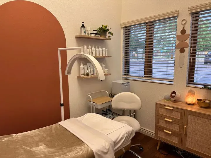 https://cdn.salonspotlight.com/photos/qKDe8MVcWYc0MescBnkN/1225f659-c539-43d4-b1b4-5faa44745612_720x720