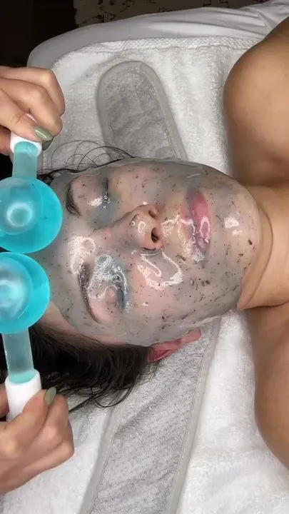 https://cdn.salonspotlight.com/photos/qKDe8MVcWYc0MescBnkN/1c5e7967-8d3a-41f9-b0cf-7c3a3b9a9947_720x720