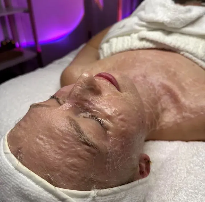https://cdn.salonspotlight.com/photos/qKDe8MVcWYc0MescBnkN/f3f1c12e-d642-4136-9f04-09ec4aa1f78a_720x720