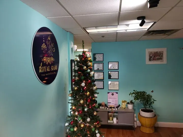 https://cdn.salonspotlight.com/photos/qKdX98F0aOv60p3zNm70/6f27e41a-fdaa-4d0d-8022-de3f8ffcf59c_720x720