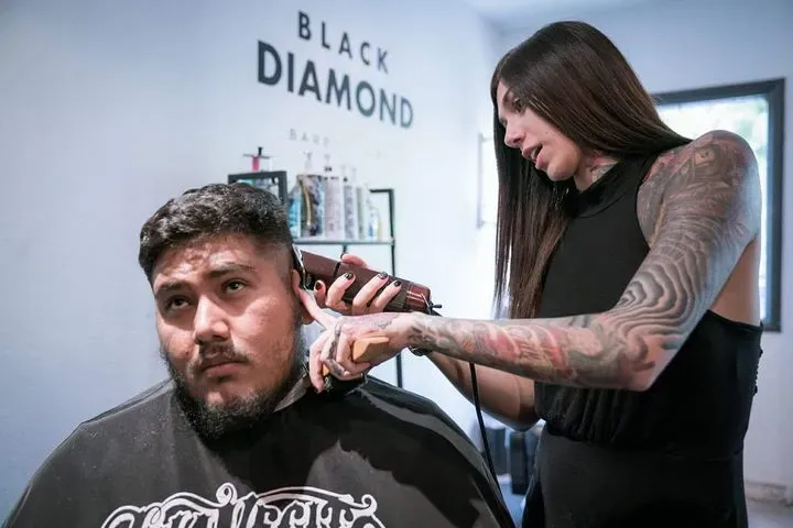 https://cdn.salonspotlight.com/photos/qMgIXVyAEkytNx8subWw/31e981ba-f536-485f-b74c-d65d6b2daaa4_720x720