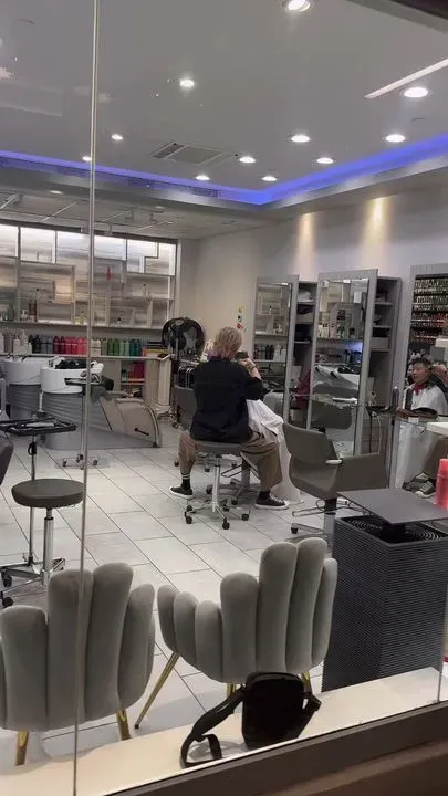 https://cdn.salonspotlight.com/photos/qMhwAdR55DmlTXqXaZwE/43a49223-18d9-42a7-be82-39660c7df3b0_720x720