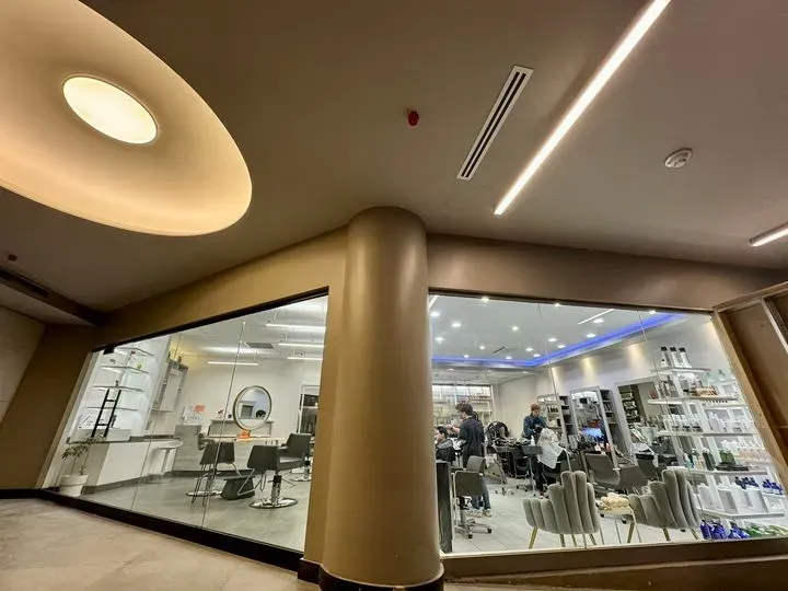https://cdn.salonspotlight.com/photos/qMhwAdR55DmlTXqXaZwE/a82cbe4d-8732-427e-b449-92db39a5ddb1_720x720
