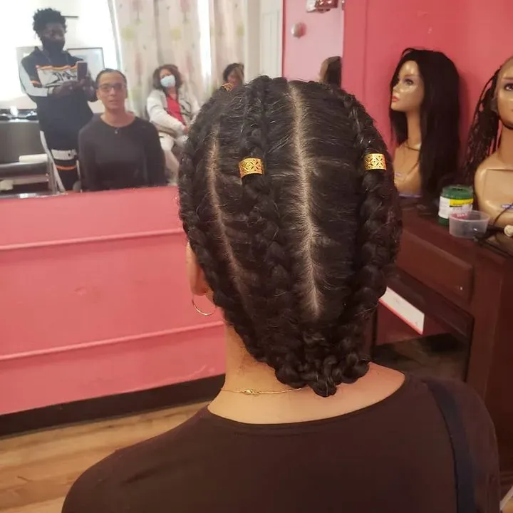 https://cdn.salonspotlight.com/photos/qMrjr4O0hWatZLo536eI/1876cf0a-bb82-45a9-bc8b-4db177b83b04_720x720