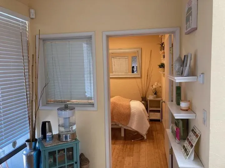 https://cdn.salonspotlight.com/photos/qNHBg2KMa2aYRQYSExju/2f5ee07d-caaa-44ab-9484-b7a14be69573_720x720