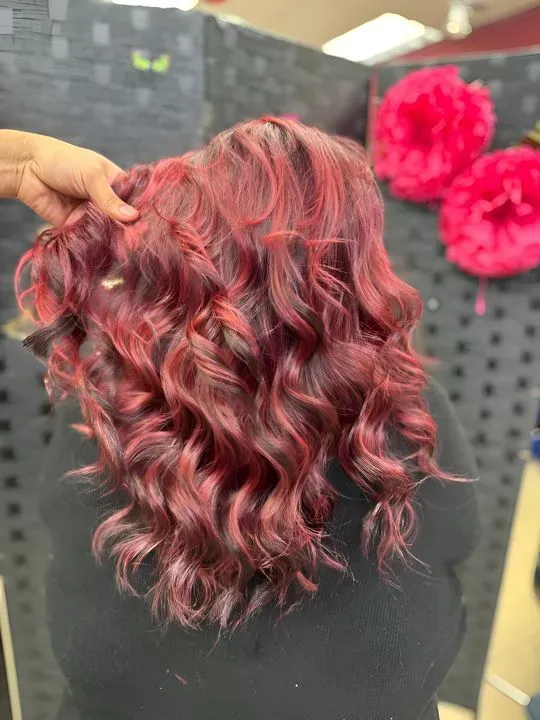 https://cdn.salonspotlight.com/photos/qO2JK6rfyMTh2kysjhJS/aca62894-e24e-45bf-8c3f-ba02562ce2d8_720x720