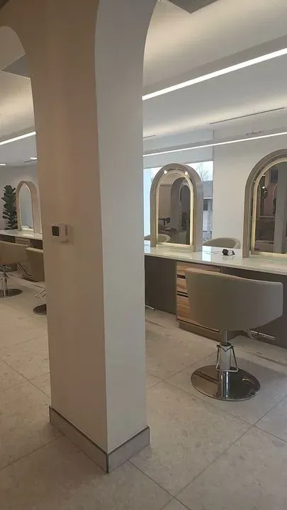 https://cdn.salonspotlight.com/photos/qOVe7jpJsXtgYO975cfP/b9a52ce1-81d4-4d12-ba62-1d5981c11f99_720x720
