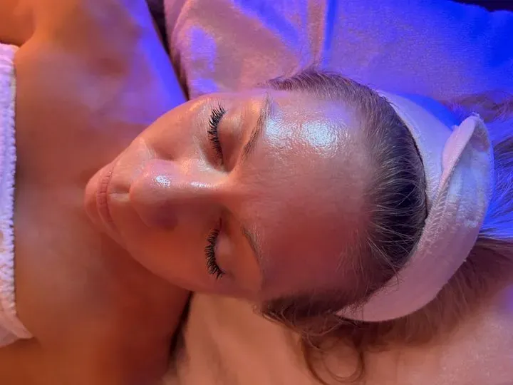 https://cdn.salonspotlight.com/photos/qPAtolQGUdpTOcPkGDlI/576b00c9-05e6-4ced-8dee-3df82fa4c829_720x720