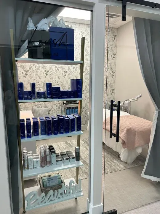 https://cdn.salonspotlight.com/photos/qPAtolQGUdpTOcPkGDlI/57f1089a-fb97-4f25-83a2-f35593ea6f3e_720x720